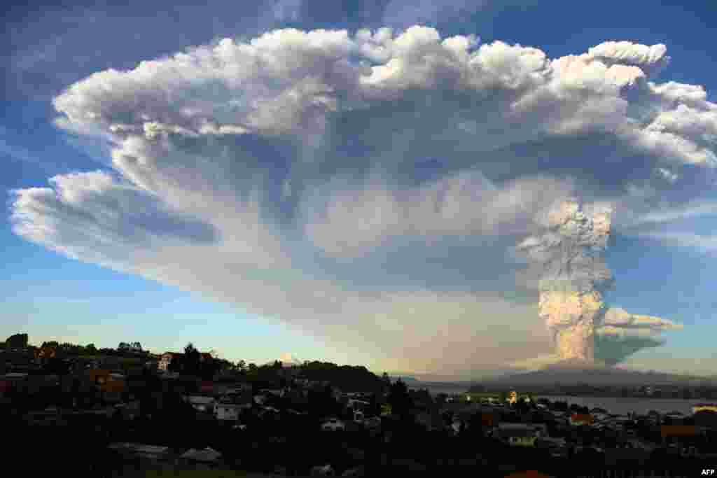 На фото - вулкан Кальбуко в Чили.&nbsp;​За одну неделю произошло 3 сильнейших извержения; пеплом накрыло не только Чили, но и приграничные районы Аргентины.&nbsp;Последний раз вулкан извергался в 70-х&nbsp;годах&nbsp;