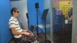 В Казахстане начало вещать радио со слабовидящими ведущими
