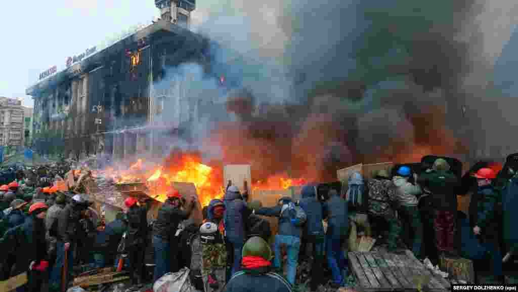В ночь с 18 на 19 февраля во время штурма Дома профсоюзов в нем начался пожар, на Майдане продолжалось противостояние