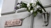 С дома, где жил Немцов, активисты SERB сняли мемориальную табличку