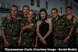 Анастасия Приходько с украинскими военнослужащими в зоне АТО