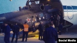 Загрузка боевого вертолета в самолет Ан-124, фото - блог Руслана Левиева