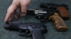 МВД и ФСБ предлагают не давать лицензию на оружие тем, кто представляет "угрозу общественной безопасности", в том числе "экстремистам"