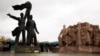 В Киеве демонтировали скульптуру двух рабочих, символизирующих "воссоединение Украины и России" 