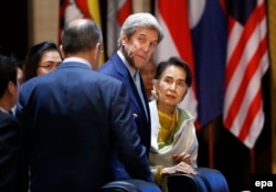 Аун Сан Су Чжи в компании бывшего госсекретаря США Джона Керри и главы МИДа России Сергея Лаврова