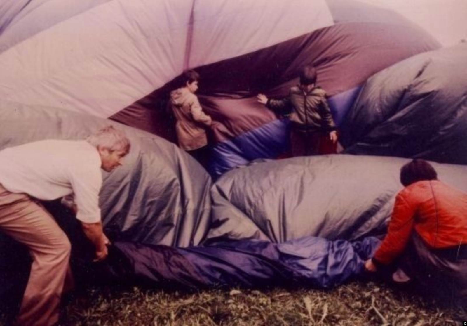  Роберт Гутыра с женой, детьми и воздушным шаром. Фото: личный архив Роберта Гутыры