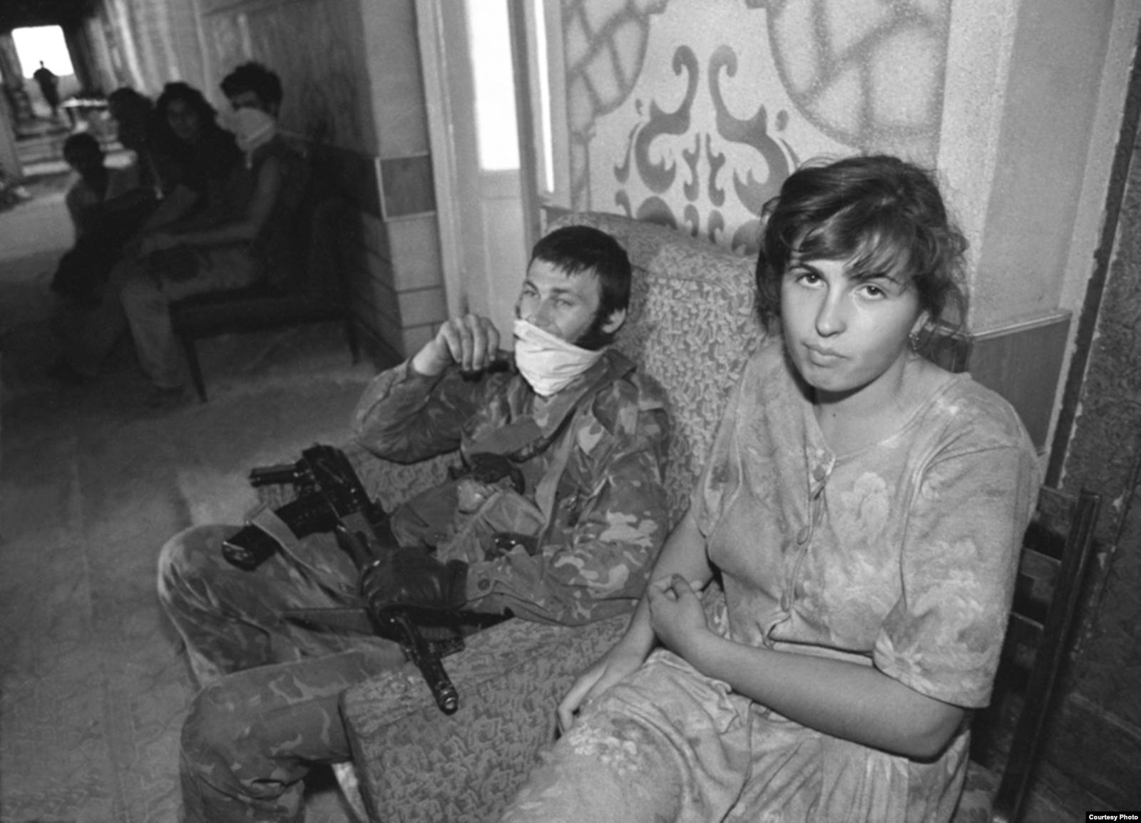 Шәміл Басаевқа бағынатын қарулы содыр кепілге алған адаммен бірге отыр. Фото авторы - Алексей Сазонов.