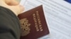 "Гуманитарный шаг" или "паспортная оккупация". СМИ о выдаче российских паспортов жителям Донбасса