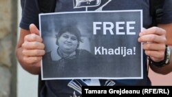 Участники акции протеста, требующие освободить Хадиджу Исмайлову 