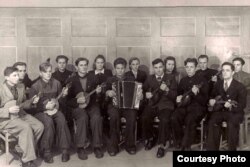 Станислав Шушкевич (сидит, второй слева в первом ряду) играет в оркестре физфака БГУ, 1952 год