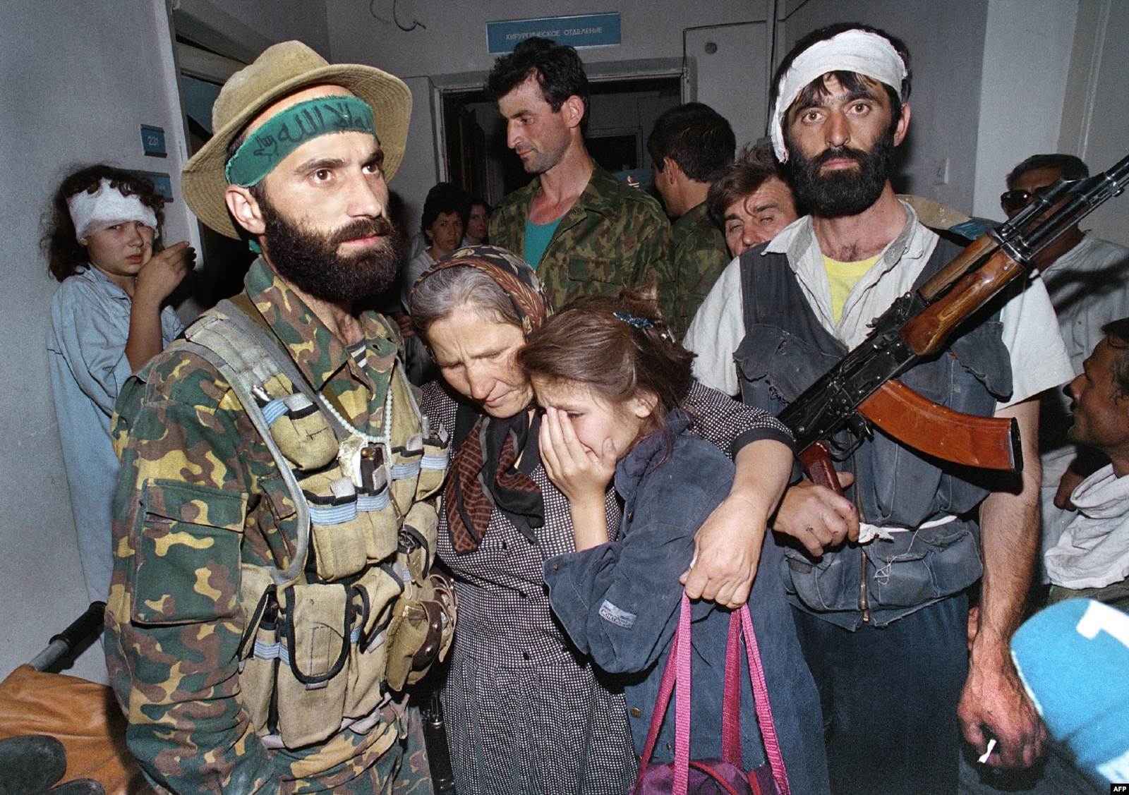 Шәміл Басаев өзінің тобы кепілге алған бейбіт тұрғындармен бірге тұр. 17 маусым 1995 ж.