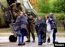 Спасенные пассажиры "Эстонии", 28 сентября 1994 года. Фото: Reuters