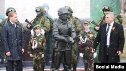 Памятник "Вежливому солдату" в Белогорске Амурской области, фото Амур-Инфо