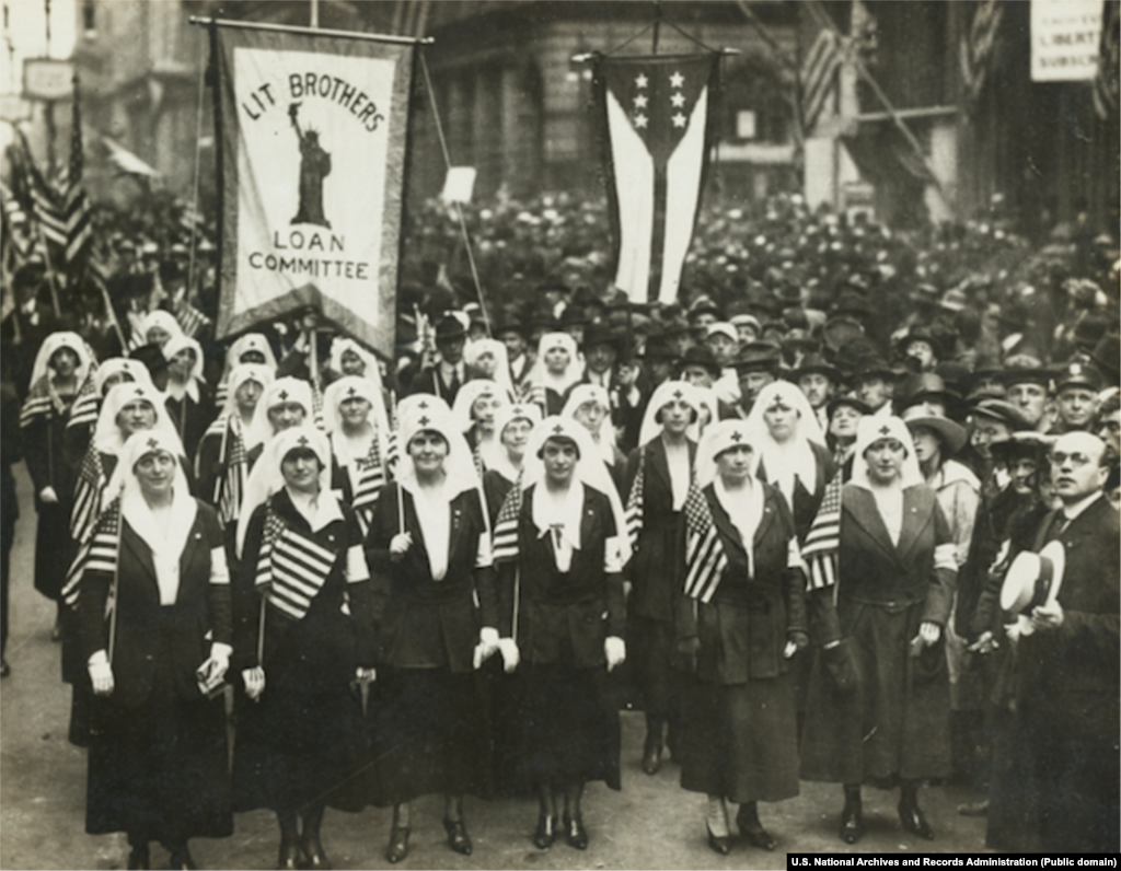 За 1918 год в Филадельфии прошло несколько таких парадов. Их целью было собрать как можно больше желающих купить государственные облигации. Но то, что происходило в городе 28 сентября, по масштабам не могло сравниться ни с одним торжеством. Власти города решили не отменять мероприятие. На него собрались около 200 тысяч человек. Через три дня ни в одной из 31 больниц Филадельфии не было свободных коек