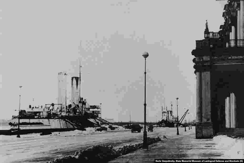 Борис Васютинский. Корабли Балтийского флота на набережной Невы напротив Зимнего дворца. Декабрь 1942 года.