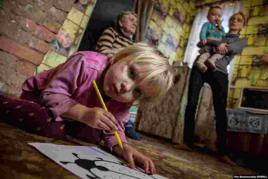 Семья девочки Маши живет в Петровском районе Донецка. Больше года эта семья прожила &ndash; вместе с другими людьми &ndash; в бомбоубежище