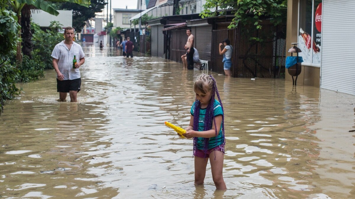 Из Сочи всю ночь откачивали воду