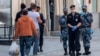 В Москве полиция жестко задержала женщину из-за отсутствия маски. В МВД заявили, что она вела себя "агрессивно" 