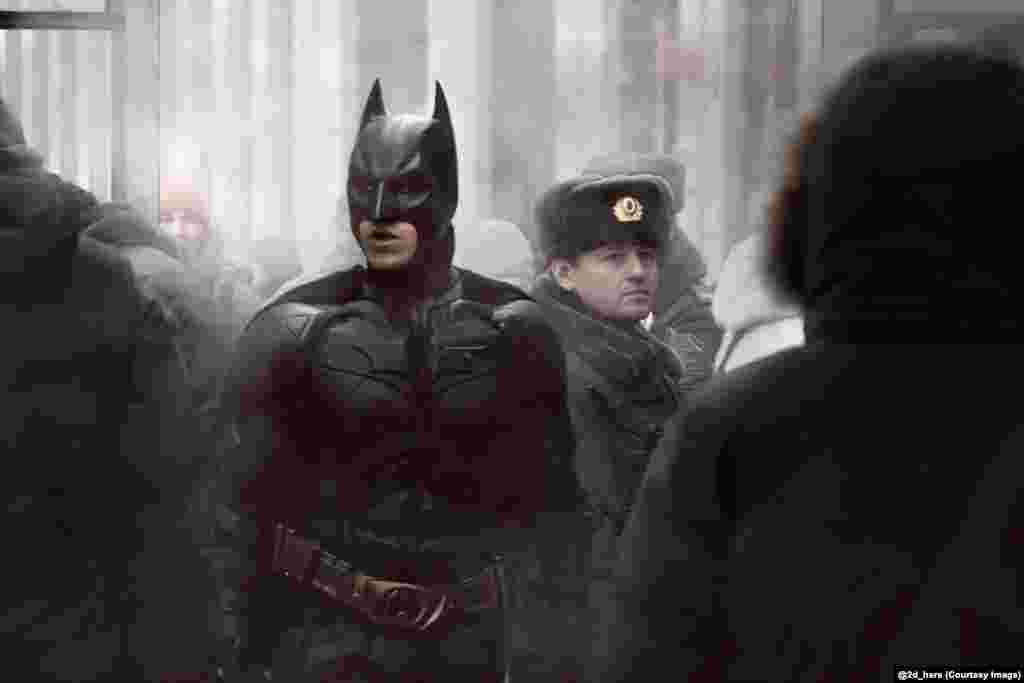 Бэтмен в российской толпе