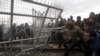 Мигранты прорвали границу Греции и Македонии, полиция применила газ