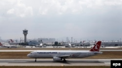 Самолет Turkish Airlines в международном аэропорту имени Ататюрка в Стамбуле (июнь 2016)
