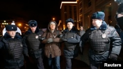 Полиция задержала более 10 человек на акции в поддержку Олега и Алексея Навальных 