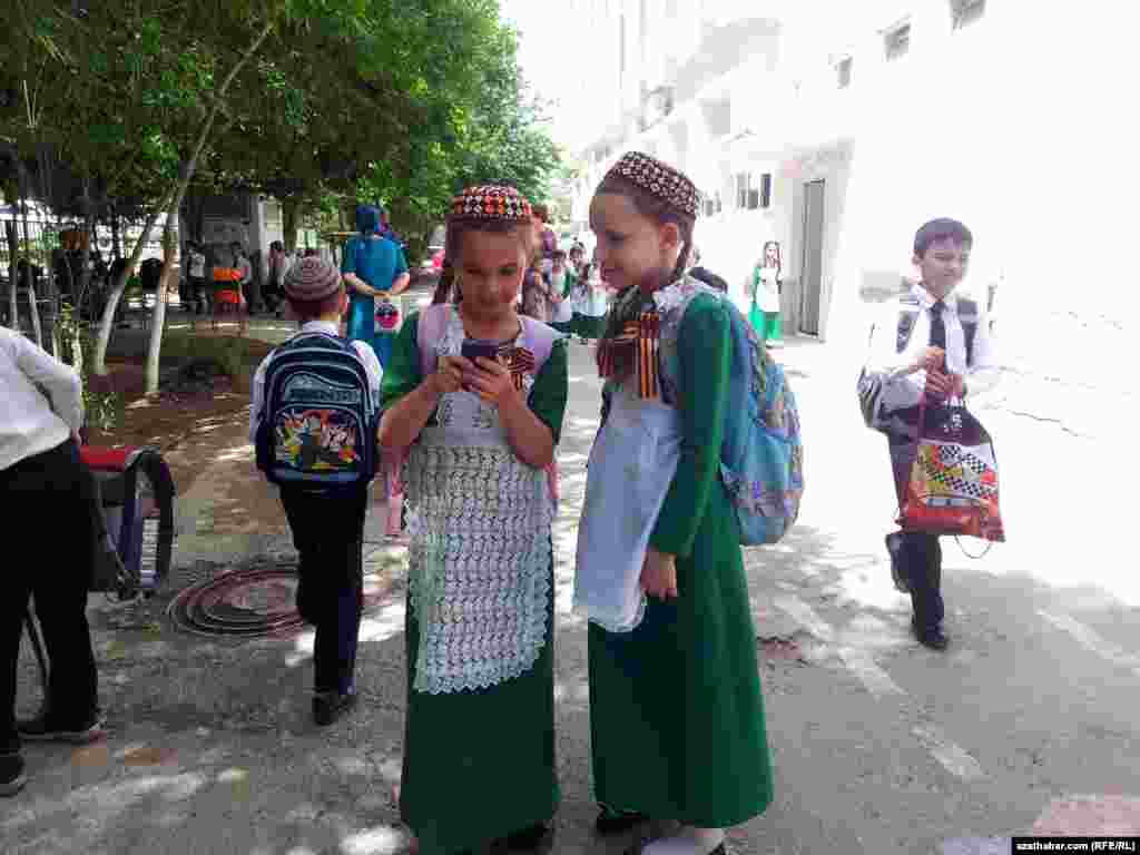 В школах Туркменистана популярна форма зеленого цвета