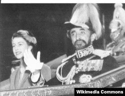 Хайле Селассие вместе с молодой королевой Великобритании Елизаветой Второй