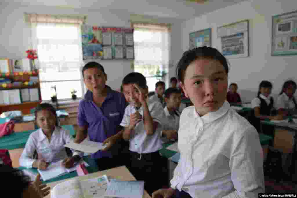 Ученики на уроке английского языка в школе села Тастагызак. Ташкентская область