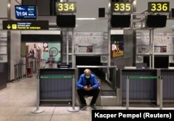 Пассажир в аэропорту Малаги (Испания) 17 марта 2020 года. Фото: Reuters