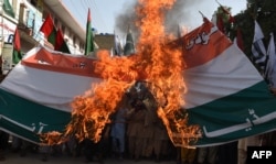 Пакистанцы сжигают индийский флаг