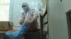 "Я б им дулю показал". Медики "скорой" в Киевской области жалуются на отсутствие защитных костюмов и обещанных надбавок