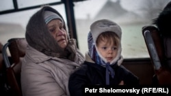 Эвакуация людей из Дебальцево, фото Петра Шеломовского для "Настоящего времени" 