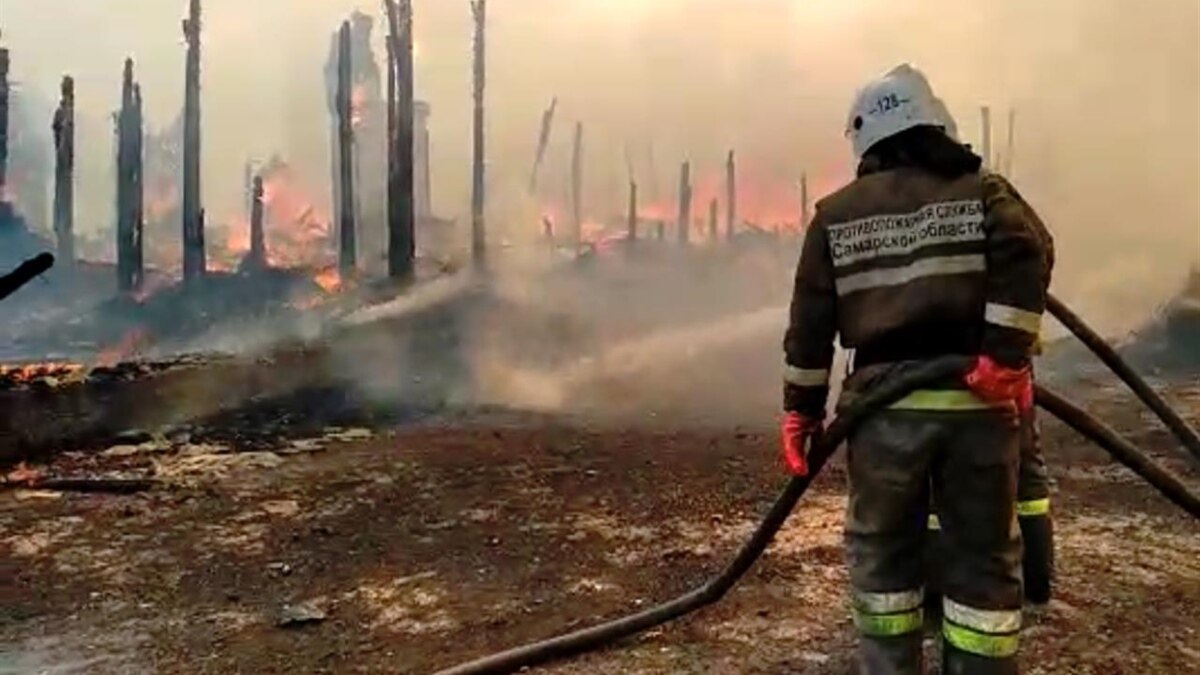 В поселке под Самарой, где живут цыгане, сгорело 11 домов, около 100  человек остались без крова