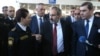 Премьер-министр Армении отчитал таможенника за неопрятный вид флага. Сотрудник уволился