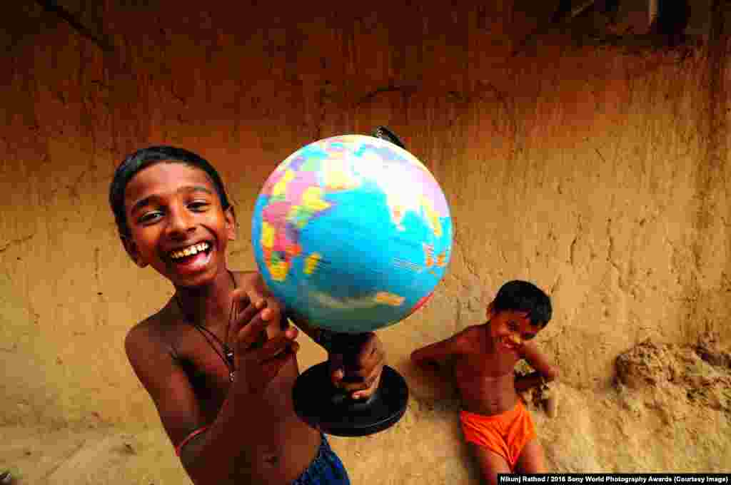 Фотограф запечатлел момент, когда дети из бедной индийской семьи поняли принцип вращения Земли вокруг своей оси. &quot;Их улыбки отражают радость от приобретенного знания. Это и есть истинная цель образования&quot;, &ndash; считает он