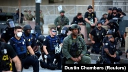 Полицейские в городах США выразили солидарность с протестующими. Фотографии