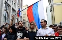Алексей Миняйло с кандидатами Любовью Соболь и Иваном Ждановым на акции протеста 14 июля 2019 года