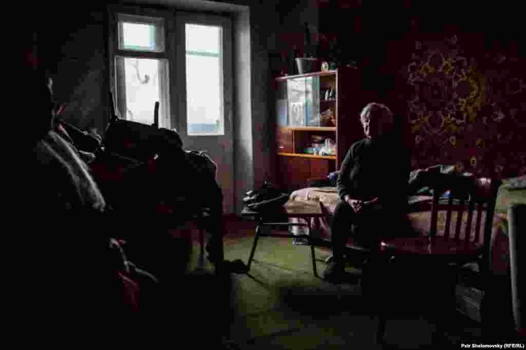 Раиса Казакова в своей квартире, где она живет с 9-ю соседями потерявшими своими дома. Дебальцево&nbsp;