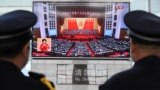 Китайские полицейские смотрят ТВ-трансляцию речи председателя Си Цзиньпина на XIX съезде КПК