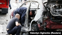 Следователи у машины Павла Шеремета, 20 июля 2016 года