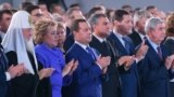 Бурные продолжительные аплодисменты: с какими лицами слушали Путина