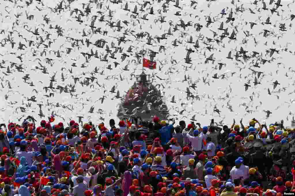 Голуби, выпущенные&nbsp;над зрителями, которые наблюдают военный парад в Пекине, посвященный 70-й годовщине окончания Второй мировой войны. 3 сентября 2015