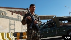 Вооруженный солдат рядом с одним из посольств в Сане, Йемен 