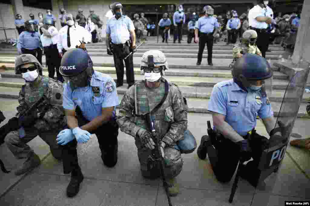 После призыва Мелвина Синглетона полицейские и военнослужащие Национальной гвардии встали на колено. Филадельфия, 1 июня 2020