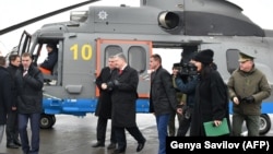 Президент Украины Петр Порошенко в 2018 году у вертолета Super Puma с тогдашним главой МВД Украины Арсением Аваковым