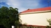 Дом, крыша которого покрашена в красный цвет только с одной стороны. Риштанский район Ферганской области, 2019
