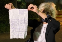 Людмила Казак с жалобой, которую одна из задержанных написала на куске простыни и передала ей. Минск, 25 сентября 2020 года