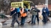 В Волгограде полиция проверяет видео о дворниках, убиравших листву с помощью флага России