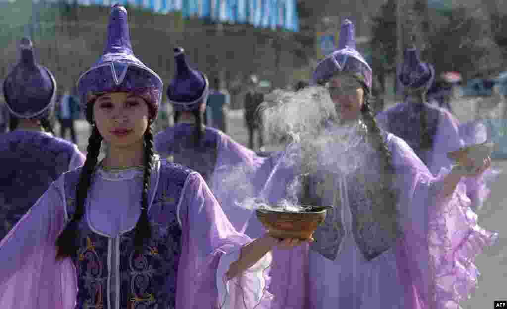 На фото &ndash; традиционные танцы на главной площади Бишкека